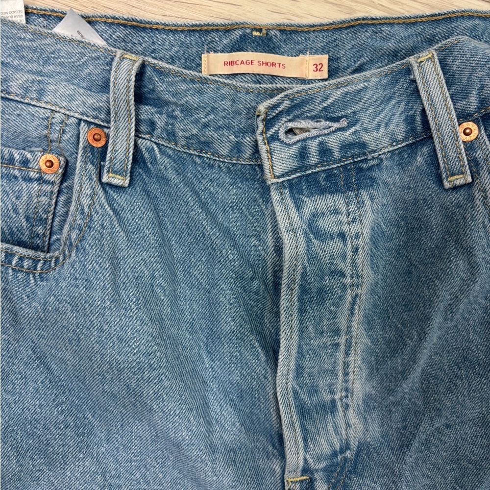 Levi’s Ribcage Denim Shorts - Picture 2 of 6
